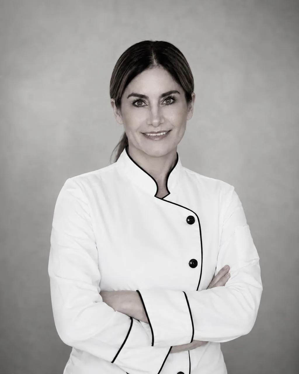 Chef de GELÉE, retrato en blanco y negro con filipina blanca