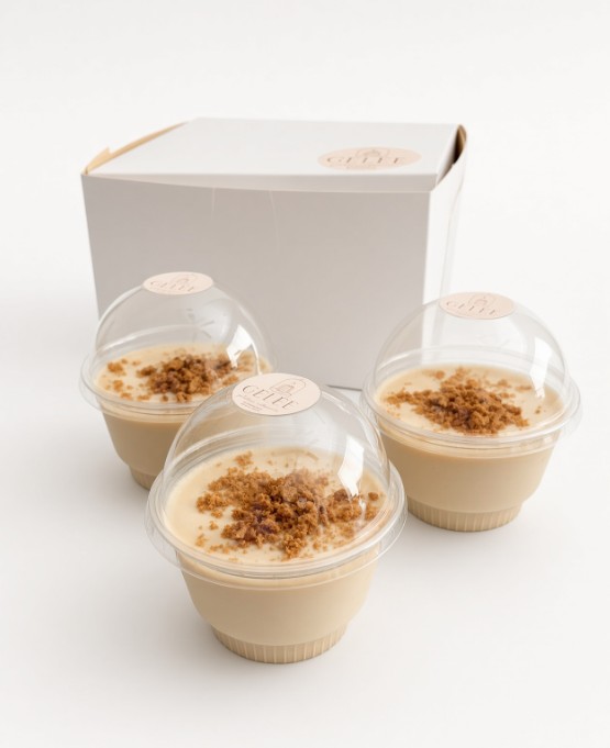 Tres gelatinas GELÉE sabor Lotus Biscoff con galleta molida, junto a su caja