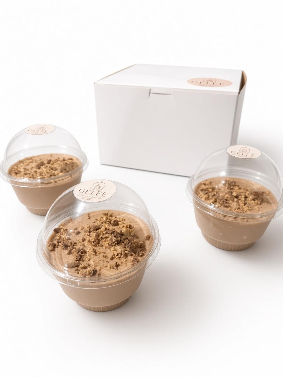 Tres gelatinas GELÉE sabor Reese's en vaso individual, junto a su caja