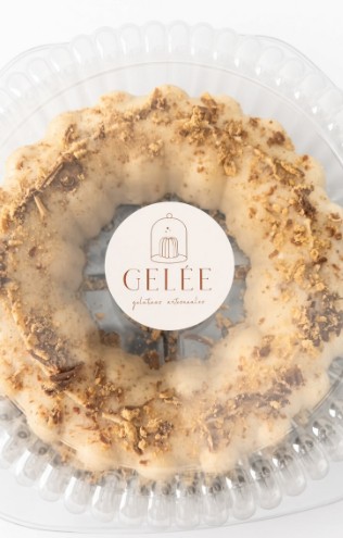 Gelée grande sabor Reese's, en forma de rosca cubierta de galleta y cacahuate, dentro de su envase redondo