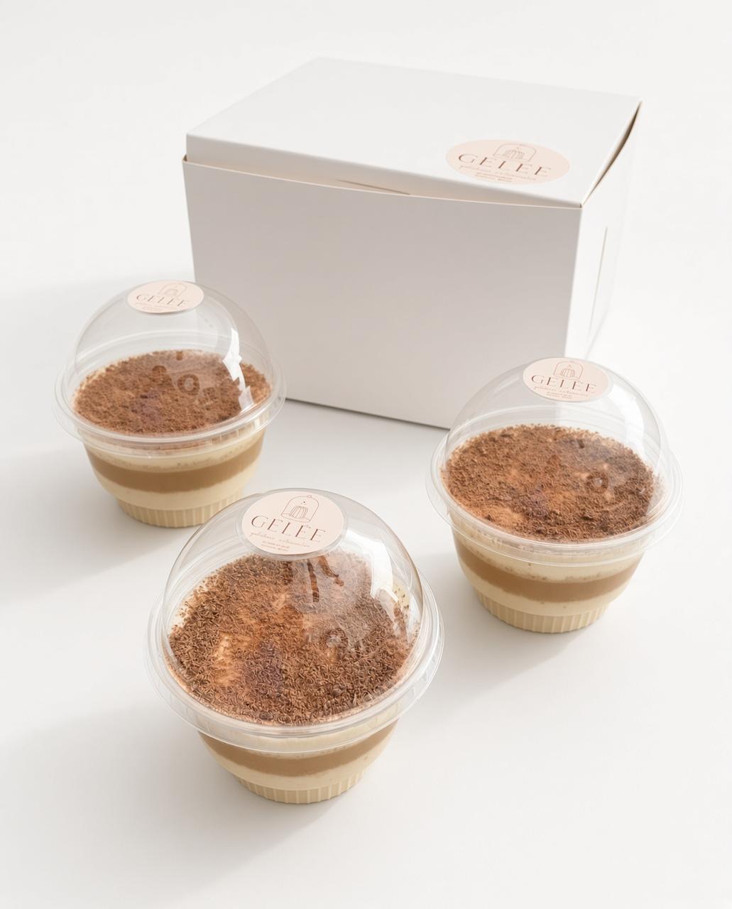 Tres gelatinas GELÉE sabor tiramisú espolvoreadas con cacao, junto a su caja
